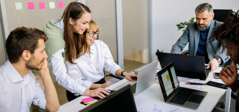 Formation intra-entreprise sur-mesure : un levier puissant pour faire progresser vos collaborateurs ensemble